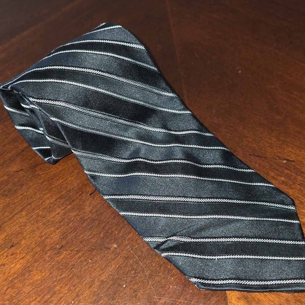 (J28) Elegant Black Striped Men's Tie